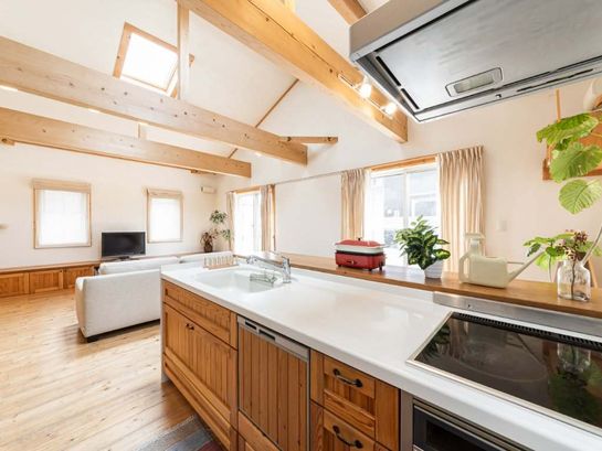 Interior de cocina de madera